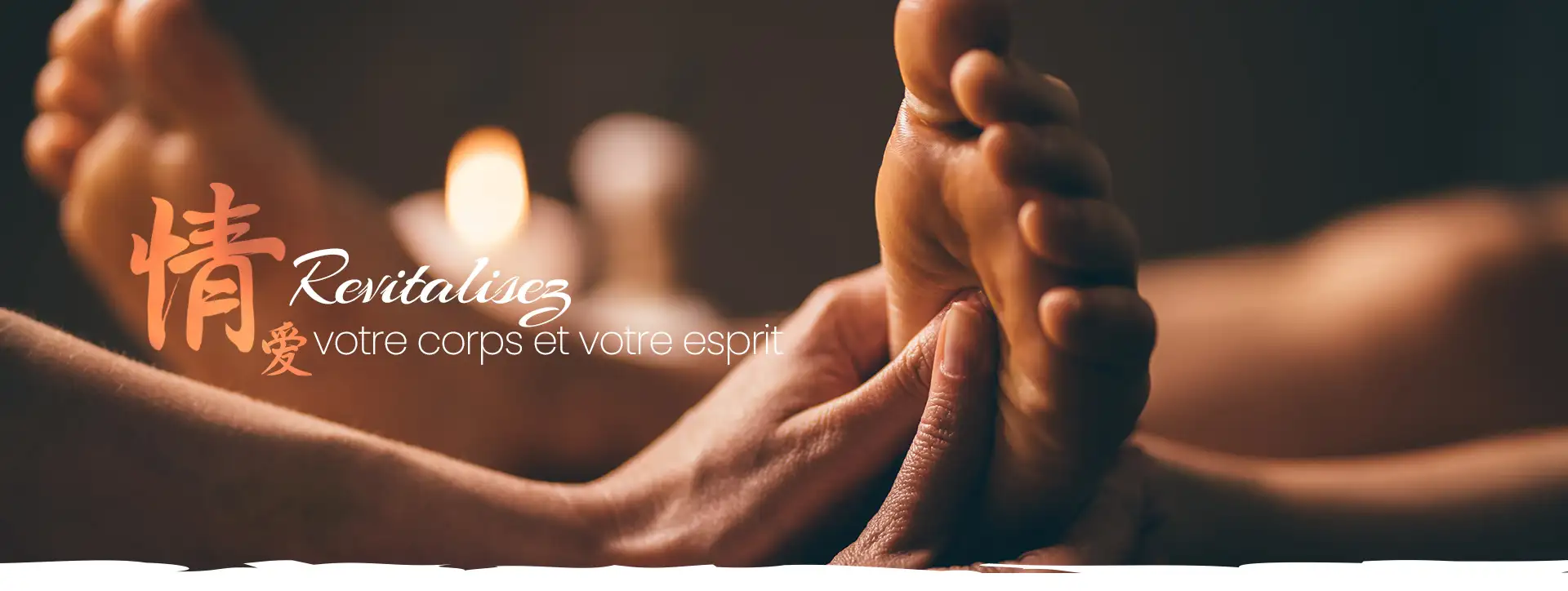 Réflexologue qui réalise un massage plantaire